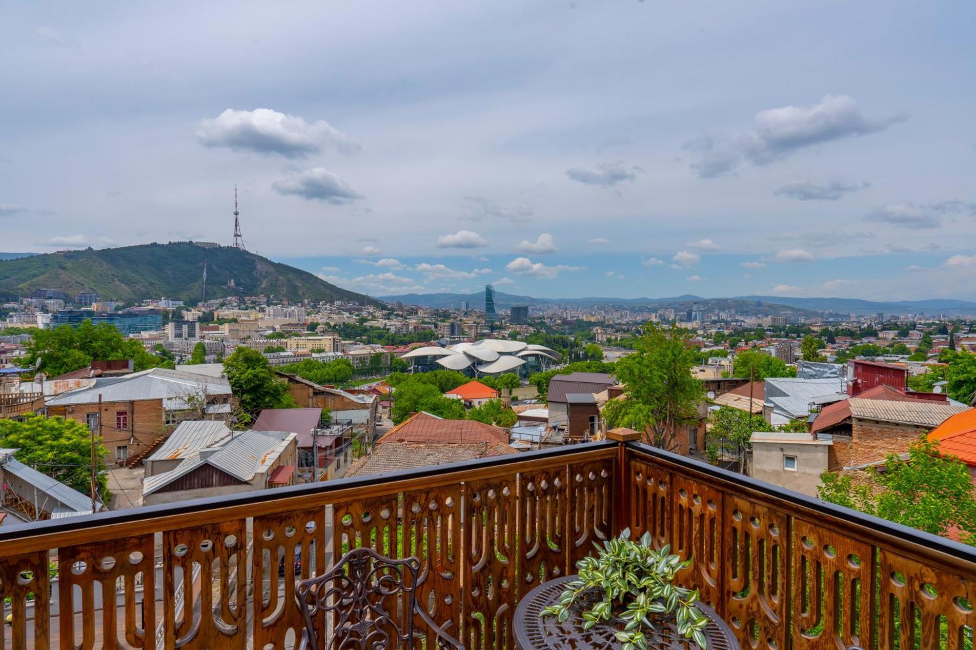 Iris Hotel Tbilisi Buitenkant foto