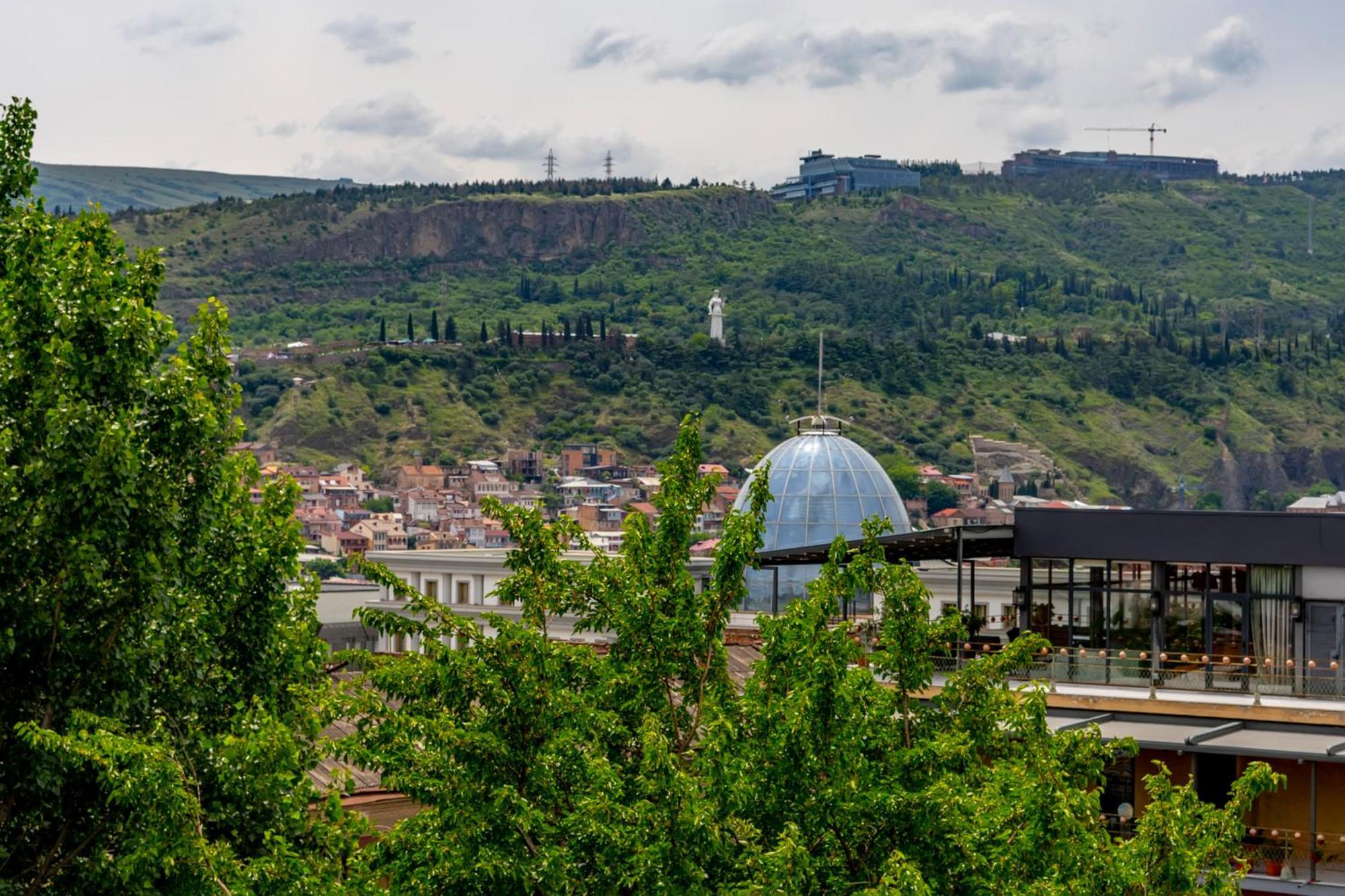 Iris Hotel Tbilisi Buitenkant foto