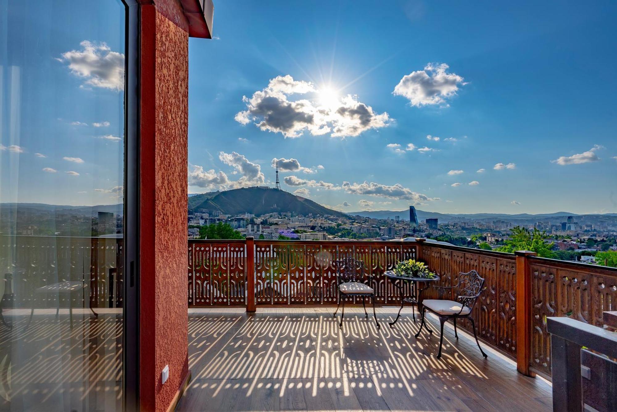 Iris Hotel Tbilisi Buitenkant foto
