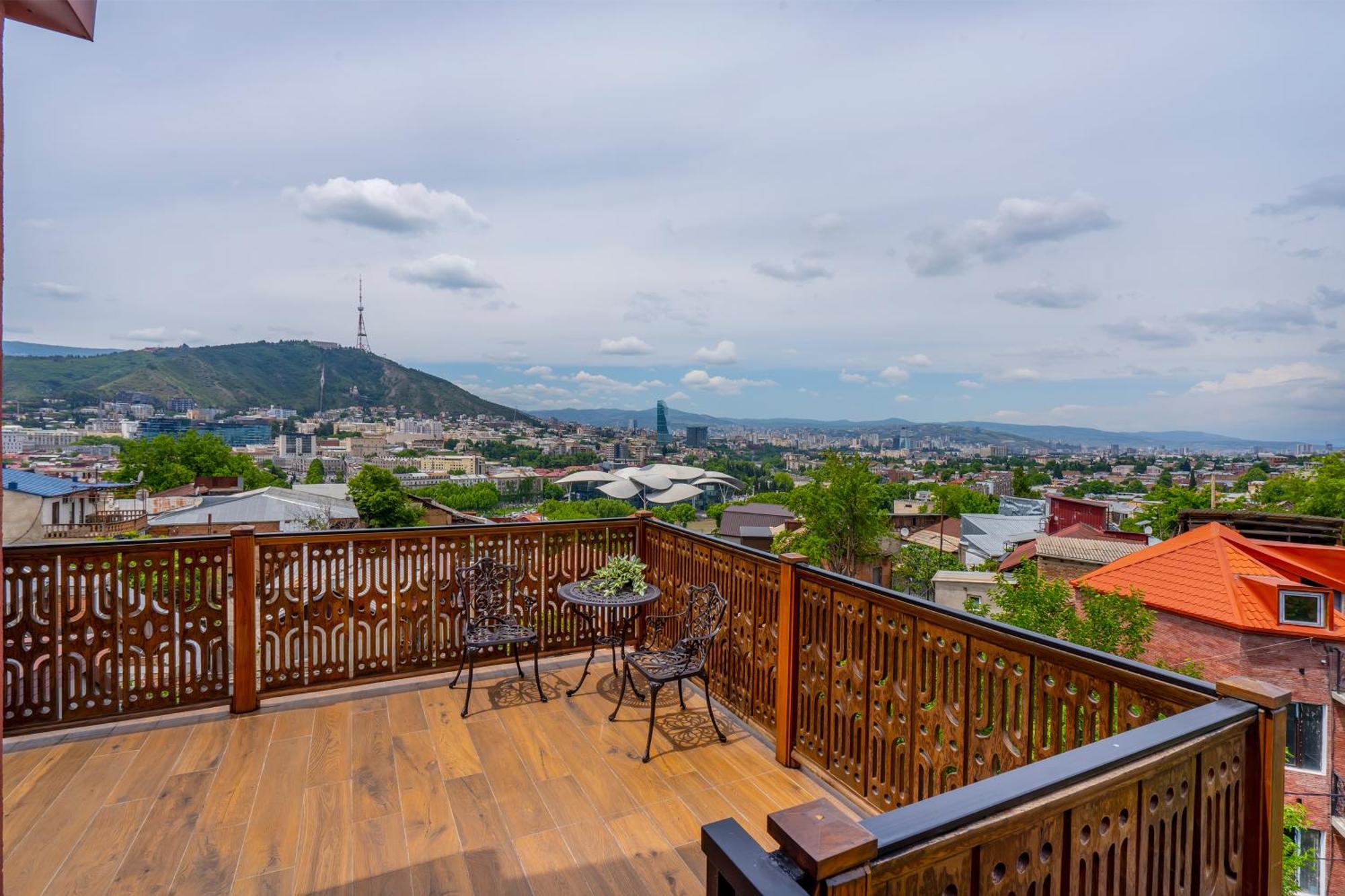 Iris Hotel Tbilisi Buitenkant foto