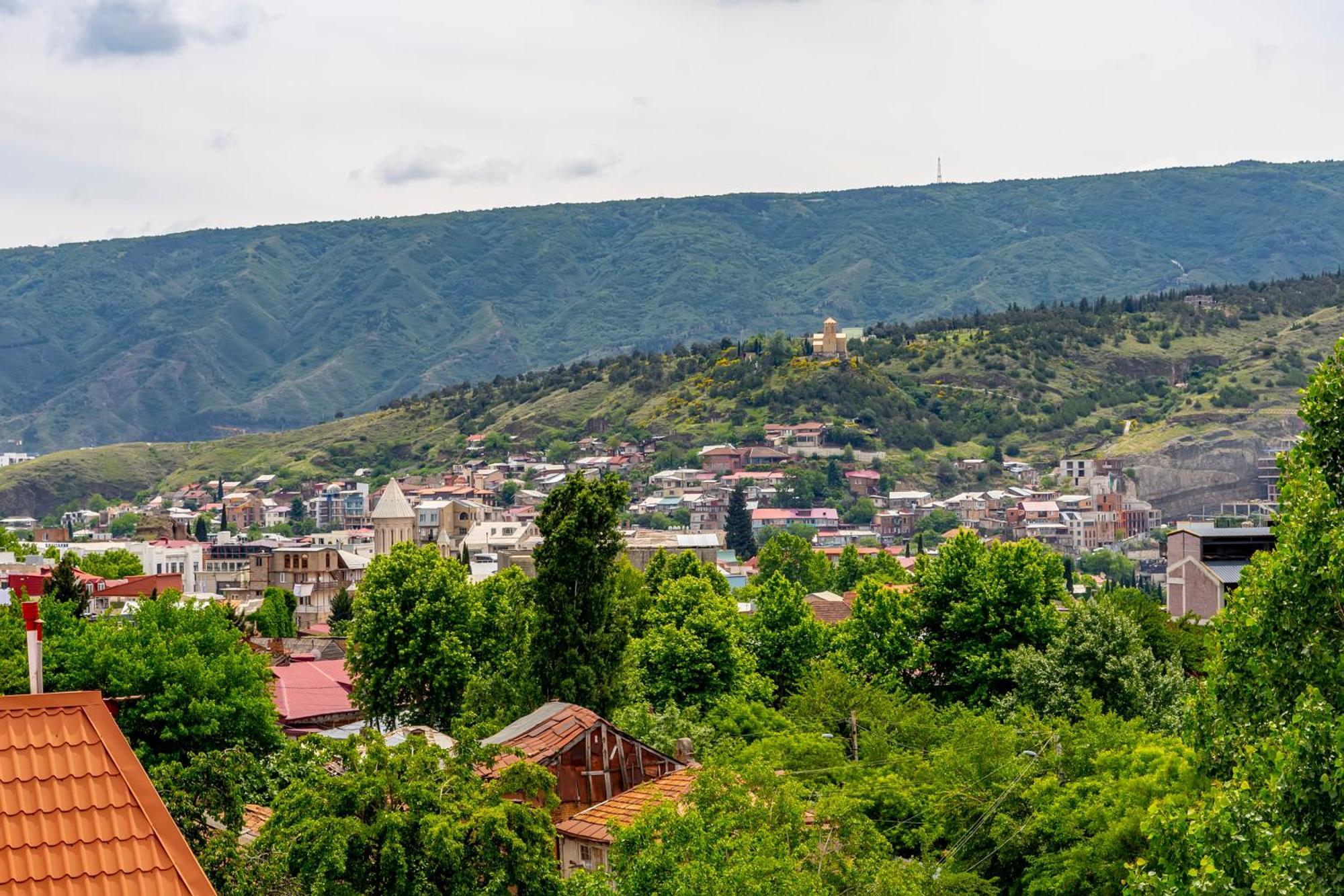 Iris Hotel Tbilisi Buitenkant foto