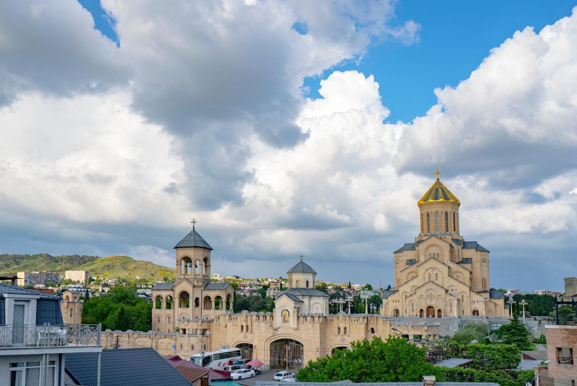 Iris Hotel Tbilisi Buitenkant foto