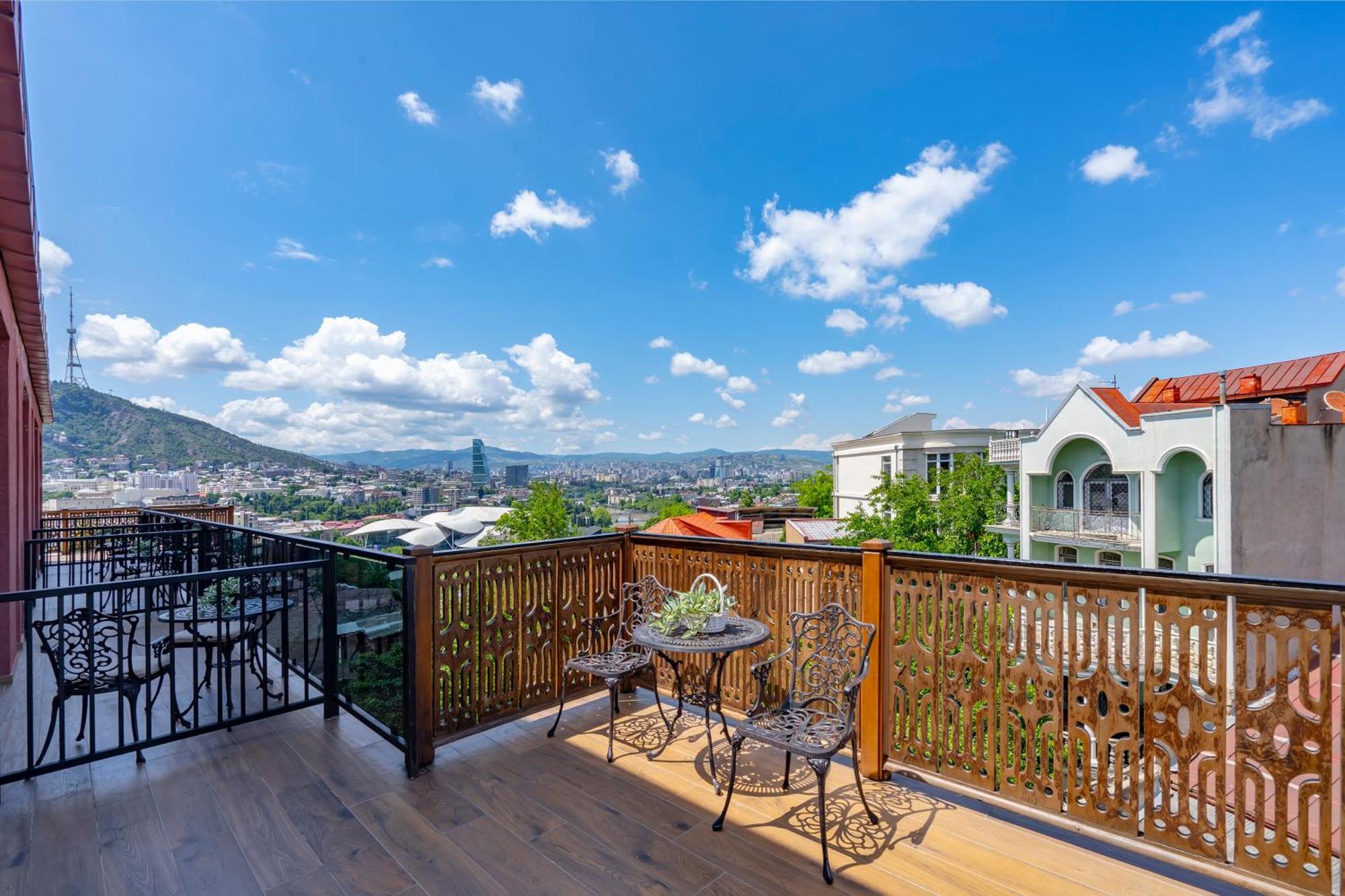 Iris Hotel Tbilisi Buitenkant foto