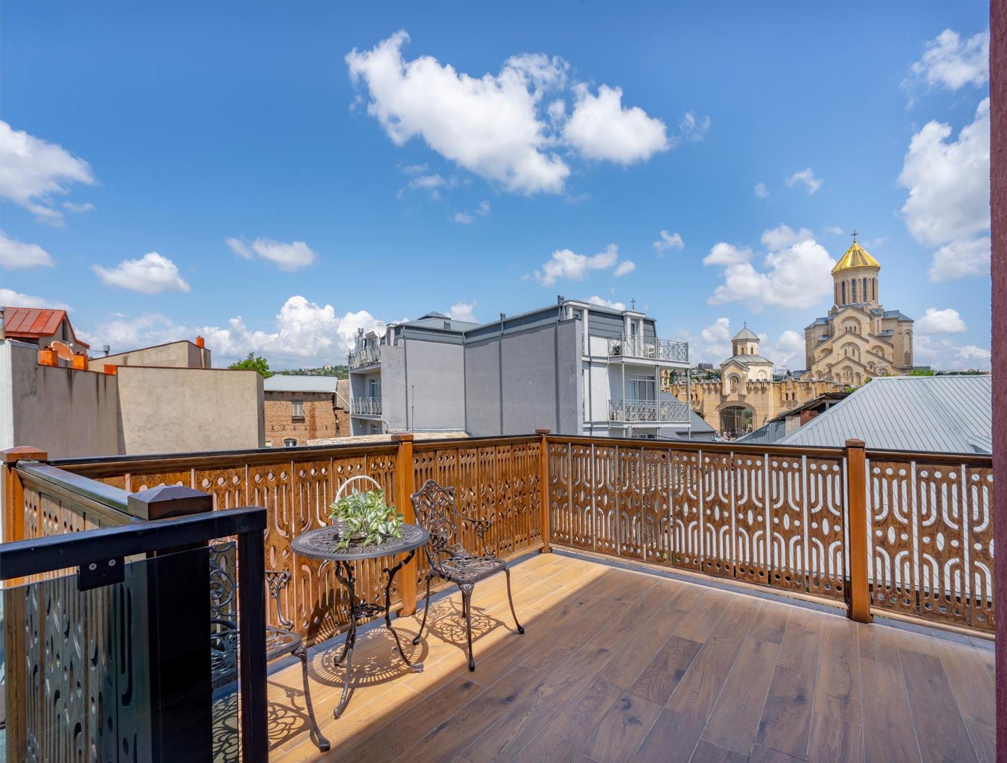 Iris Hotel Tbilisi Buitenkant foto