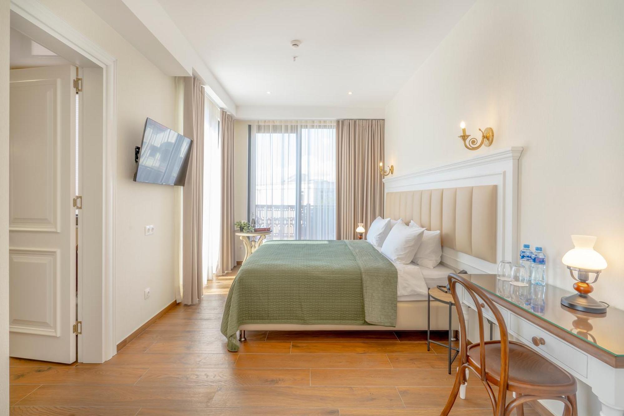Iris Hotel Tbilisi Buitenkant foto