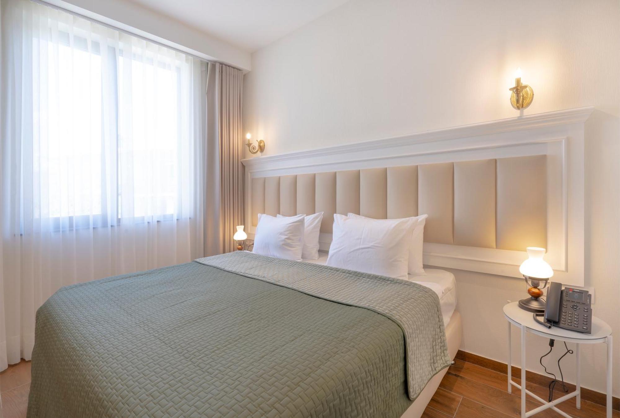 Iris Hotel Tbilisi Buitenkant foto