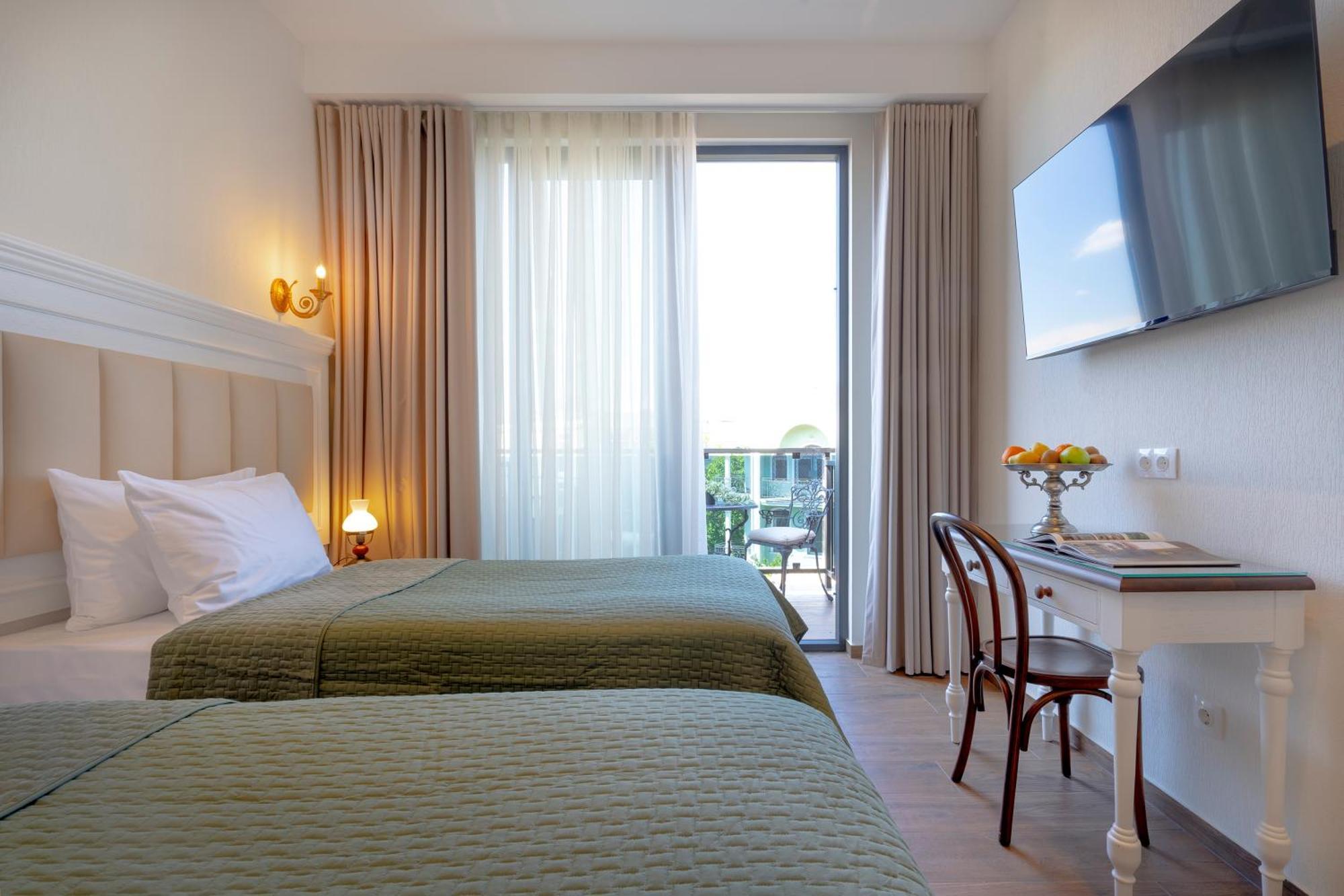 Iris Hotel Tbilisi Buitenkant foto