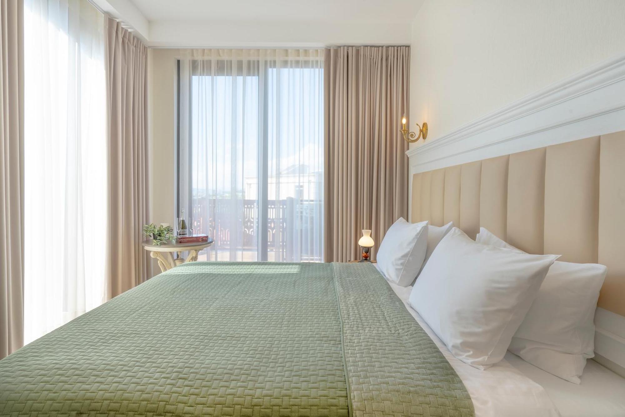 Iris Hotel Tbilisi Buitenkant foto