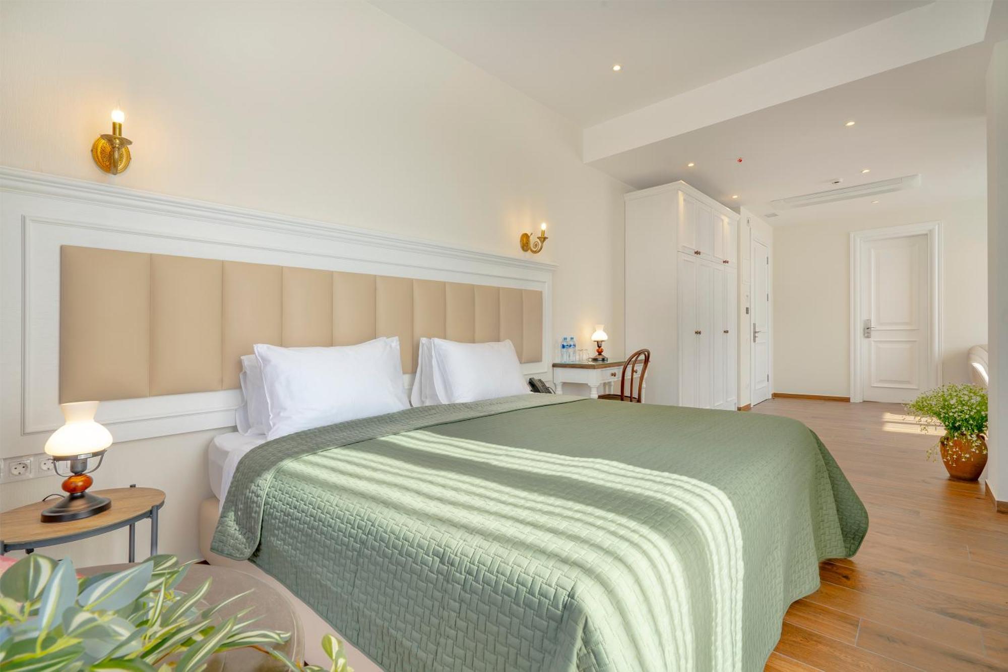 Iris Hotel Tbilisi Buitenkant foto