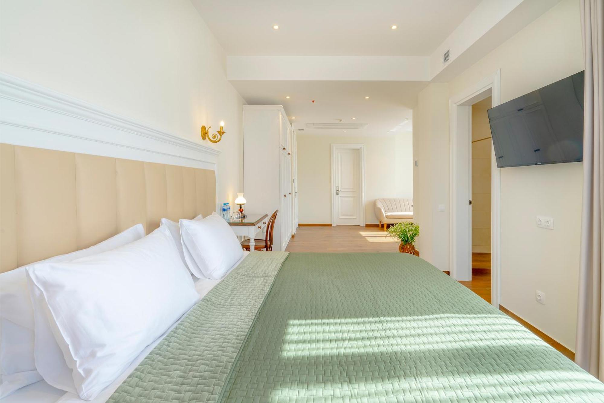 Iris Hotel Tbilisi Buitenkant foto