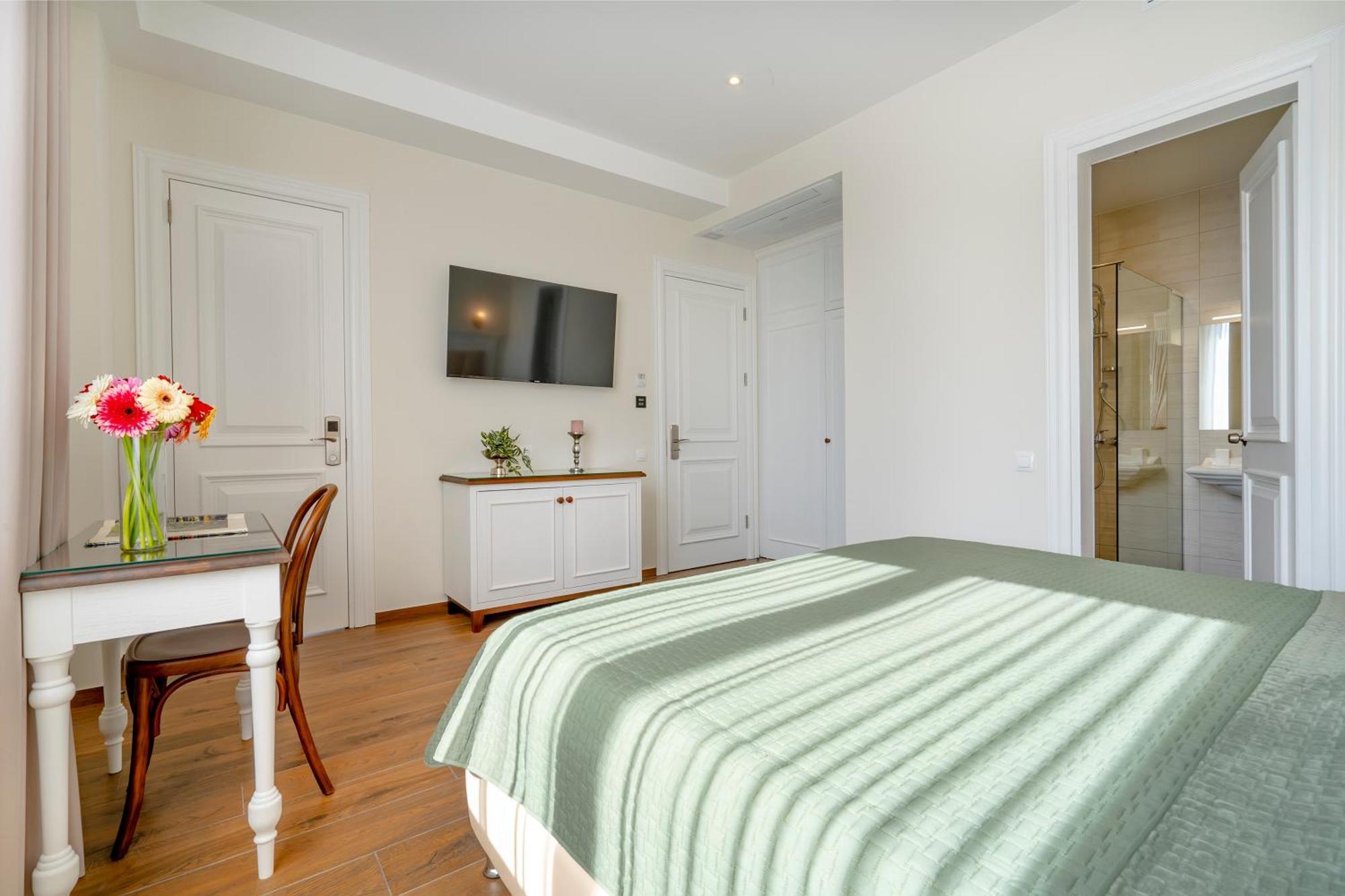 Iris Hotel Tbilisi Buitenkant foto