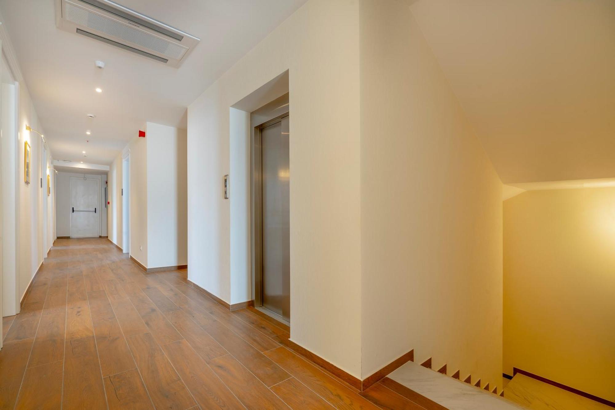 Iris Hotel Tbilisi Buitenkant foto