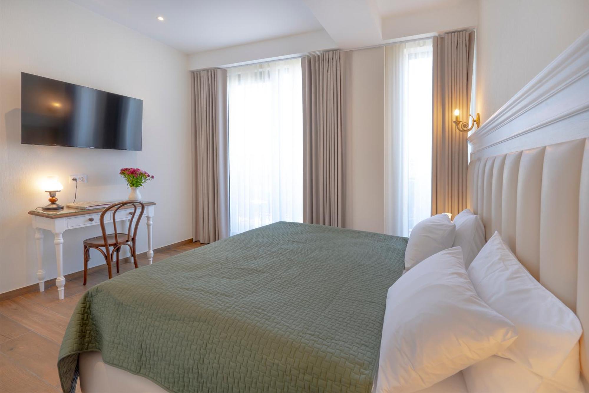 Iris Hotel Tbilisi Buitenkant foto