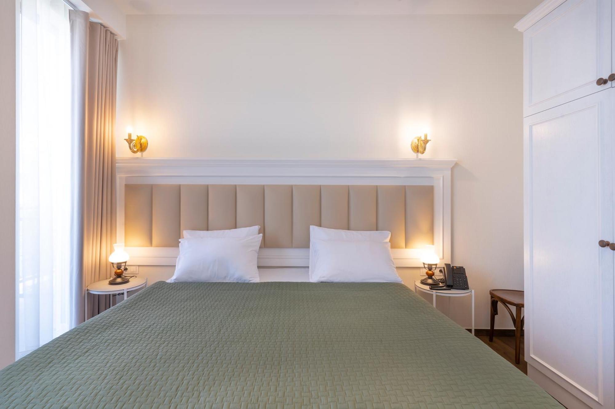 Iris Hotel Tbilisi Buitenkant foto