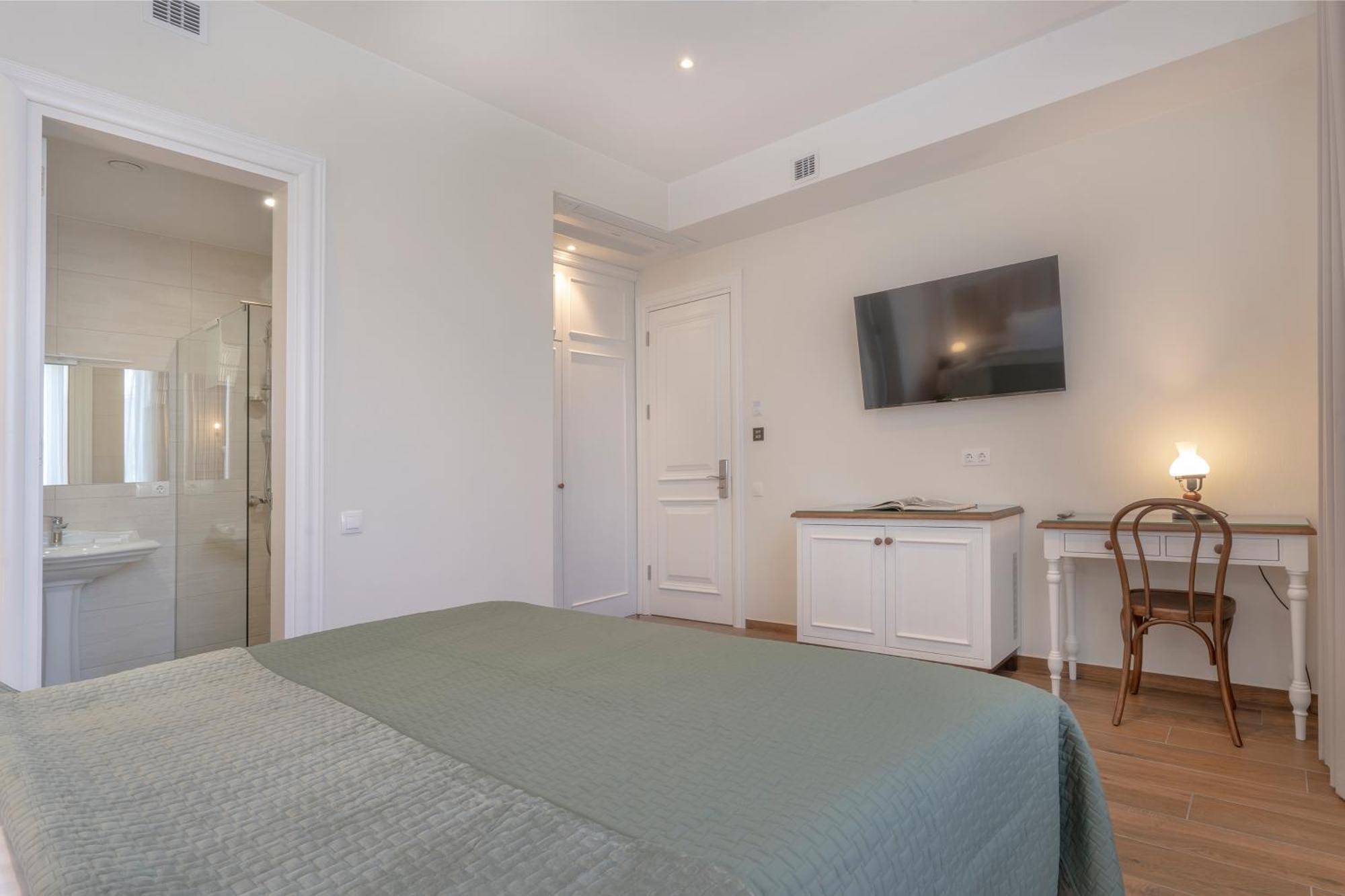 Iris Hotel Tbilisi Buitenkant foto