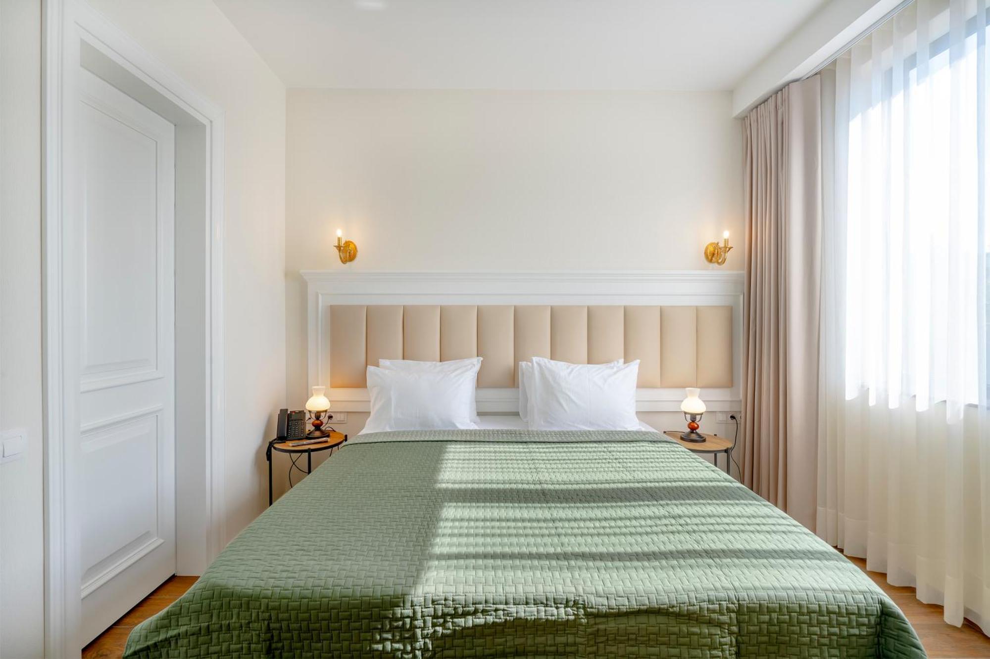Iris Hotel Tbilisi Buitenkant foto